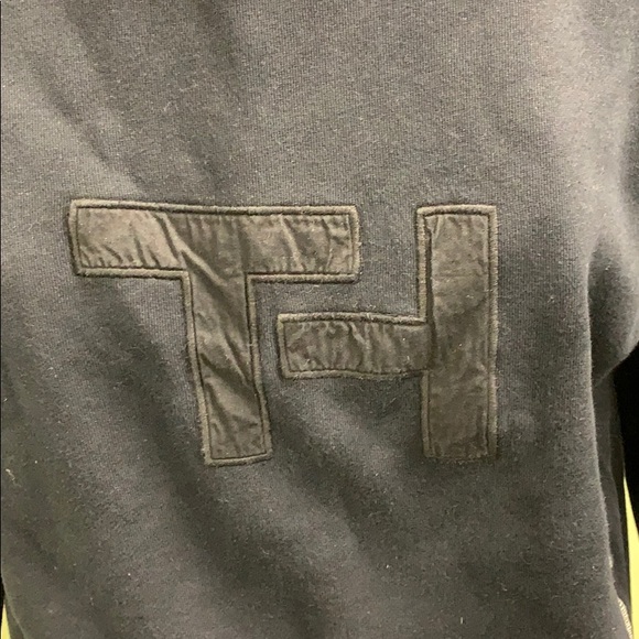 🆕 TOMMY HILFIGER sweatshirt with “TH” design - Picture 6 of 8